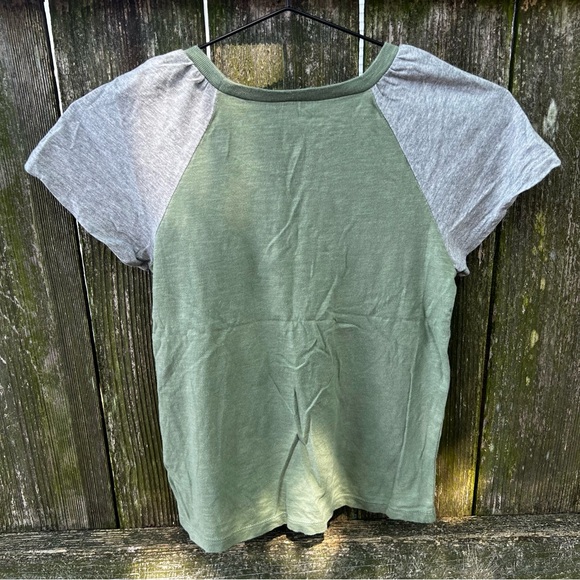 EUC Gap T-Shirt Equality - Picture 2 of 4